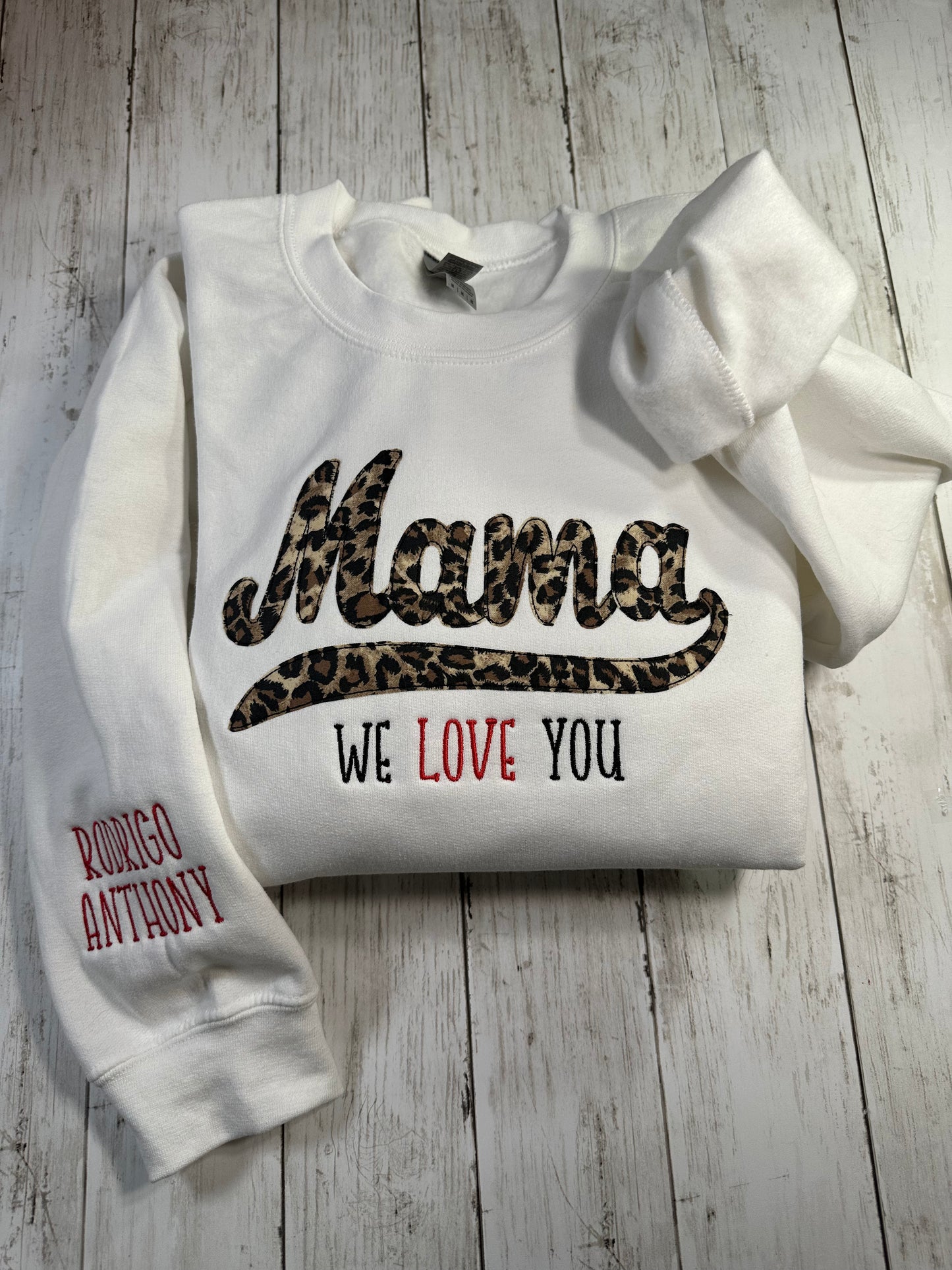 MAMA EMBROIDERY APPLIQUÉ WHITE SWEATSHIRT