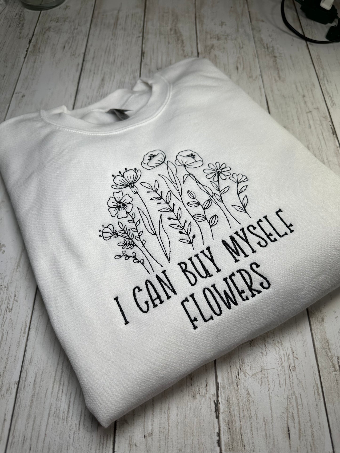 EMBROIDERY FLOWERS WHITE SWEATSHIRT