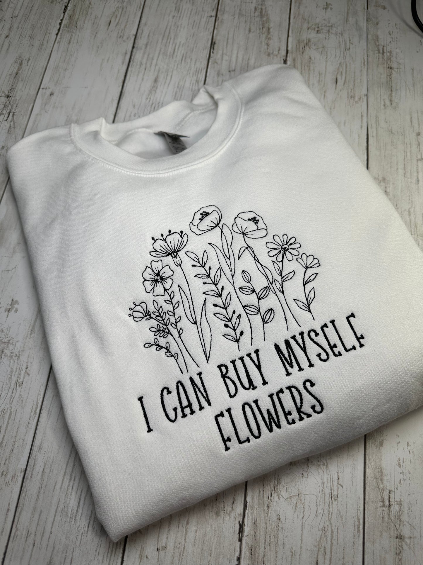 EMBROIDERY FLOWERS WHITE SWEATSHIRT